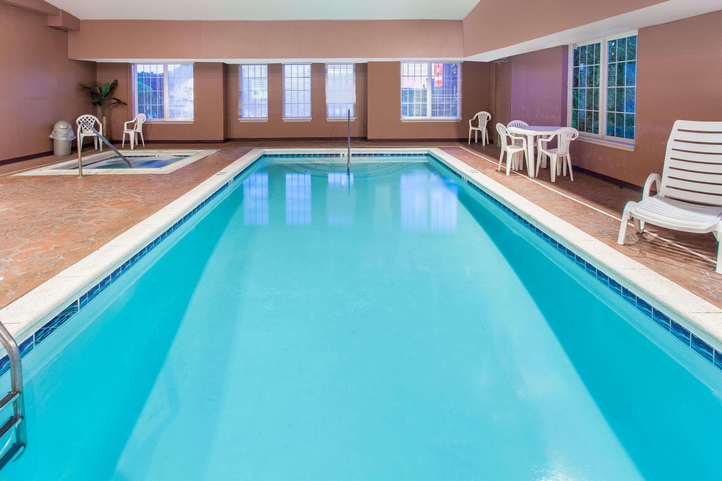 Ramada By Wyndham Sparta/At Speedway Zewnętrze zdjęcie